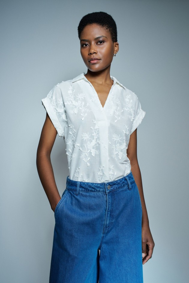 BLUSA CON BORDADO FLORAL