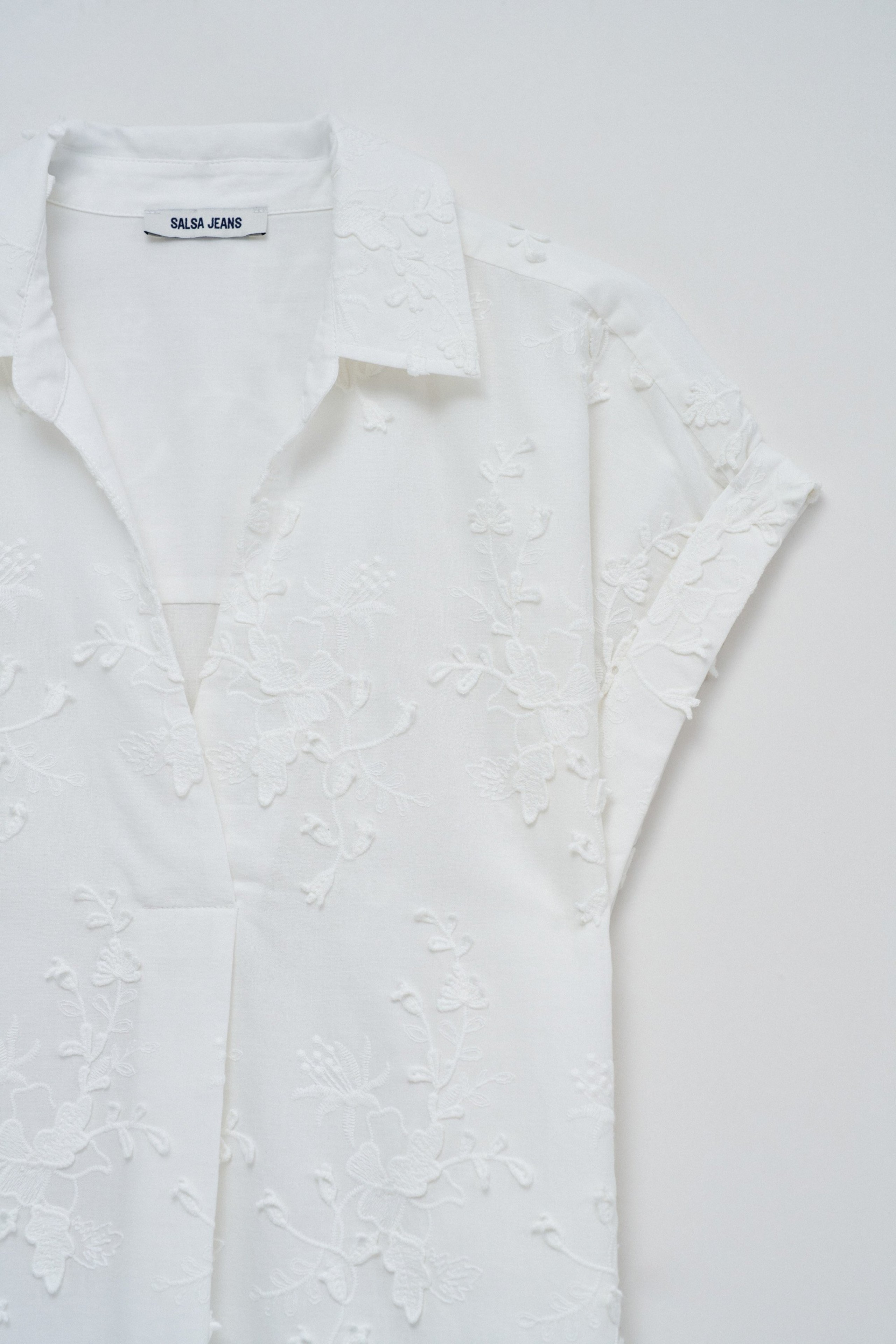 BLUSA CON BORDADO FLORAL