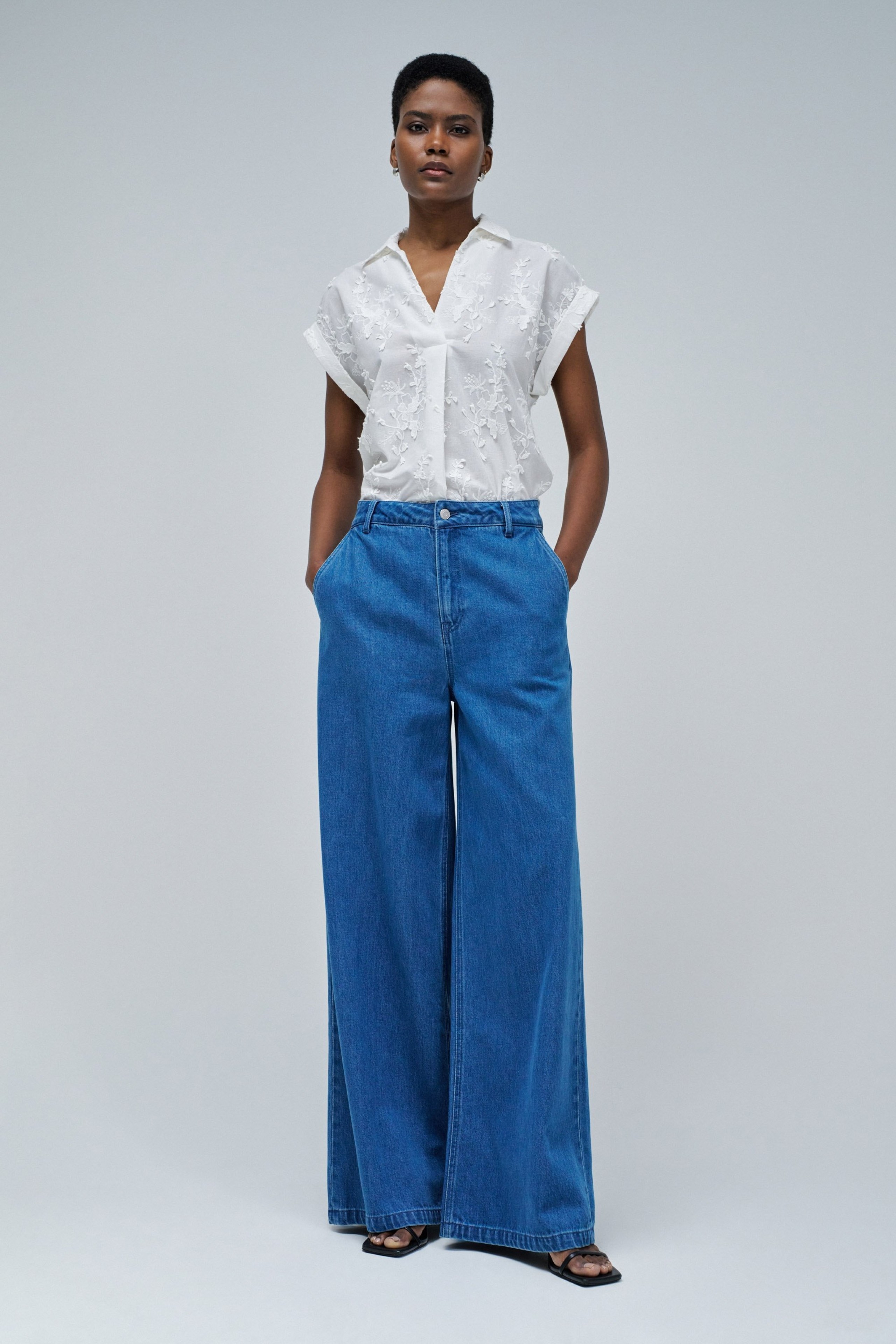 BLUSA CON BORDADO FLORAL