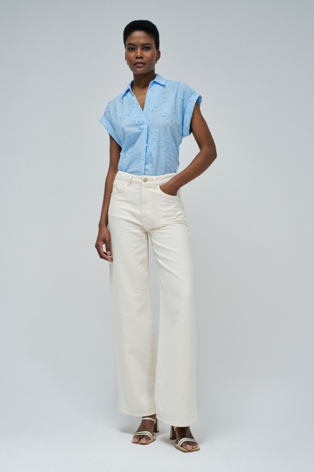 BLUSA CON BORDADO FLORAL