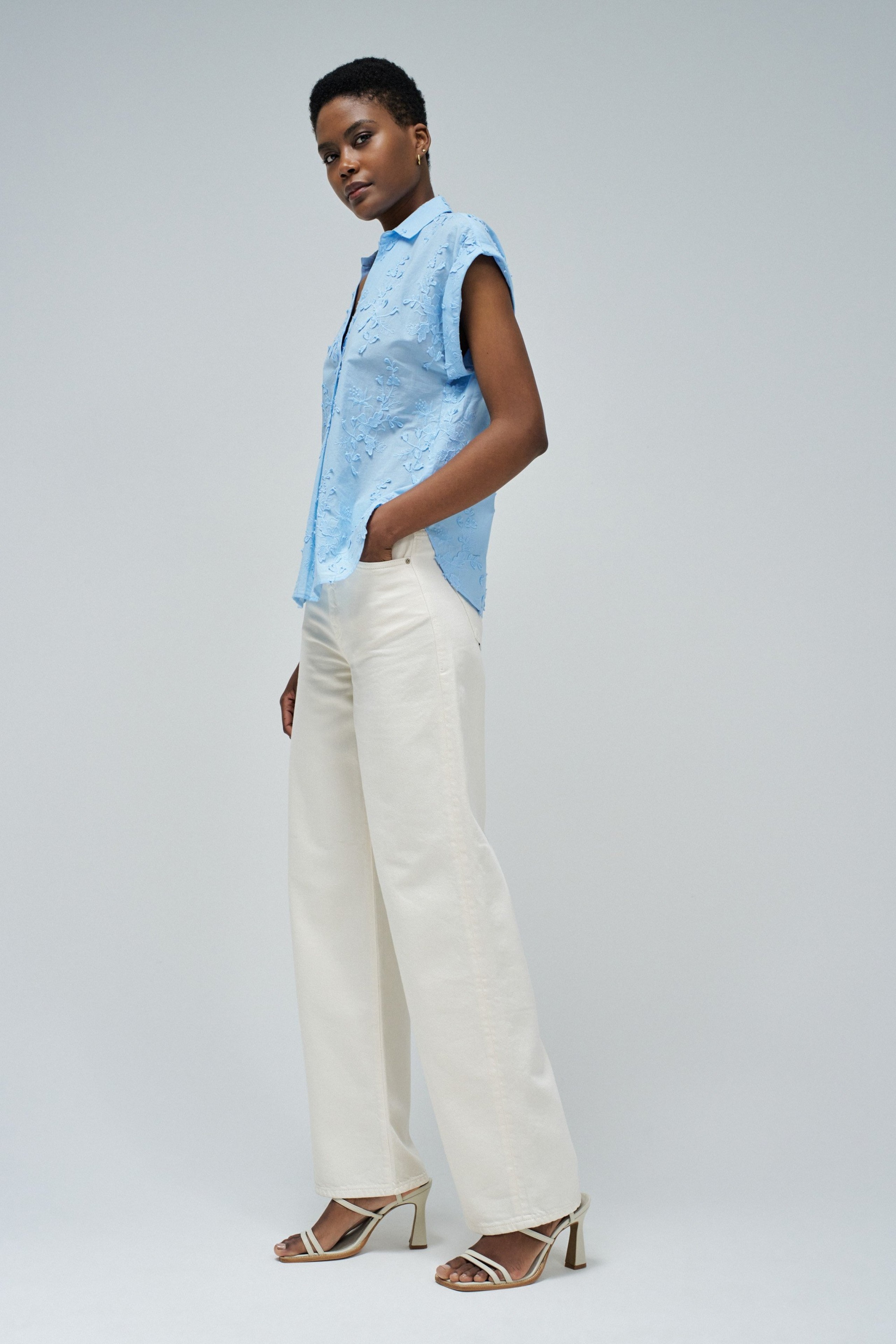 BLUSA CON BORDADO FLORAL