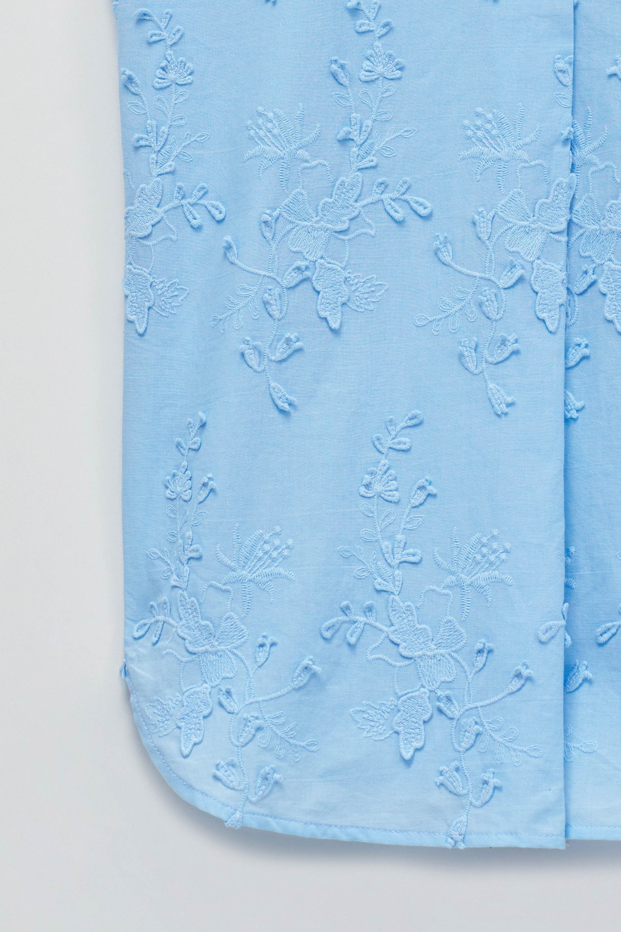 BLUSA CON BORDADO FLORAL