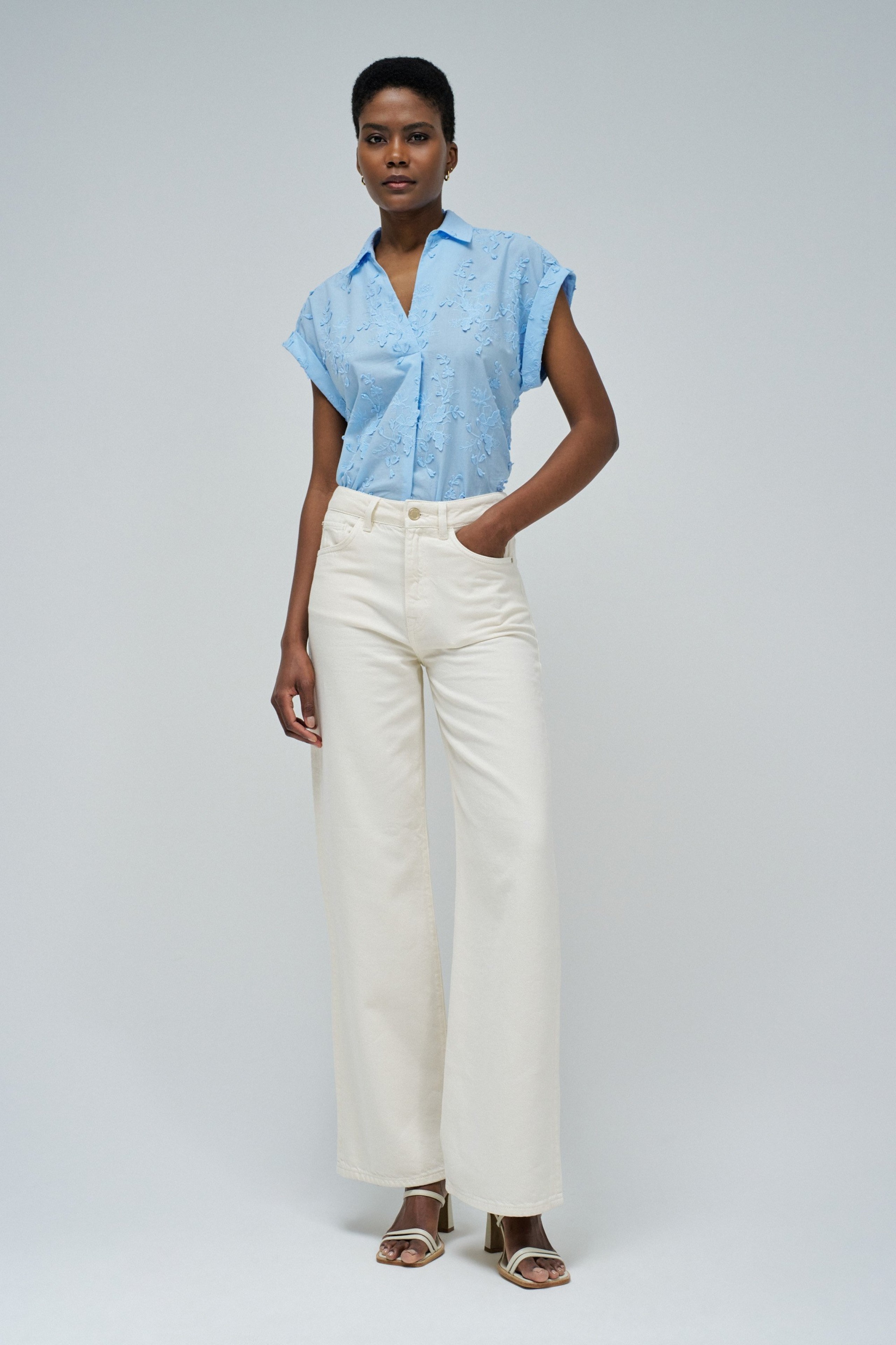 BLUSA CON BORDADO FLORAL