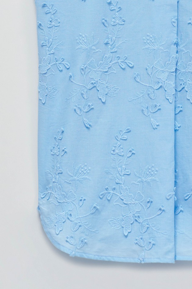 BLUSA CON BORDADO FLORAL