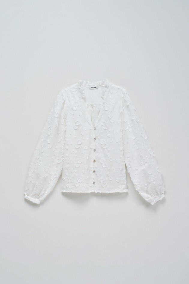 BLUSA CON BORDADOS