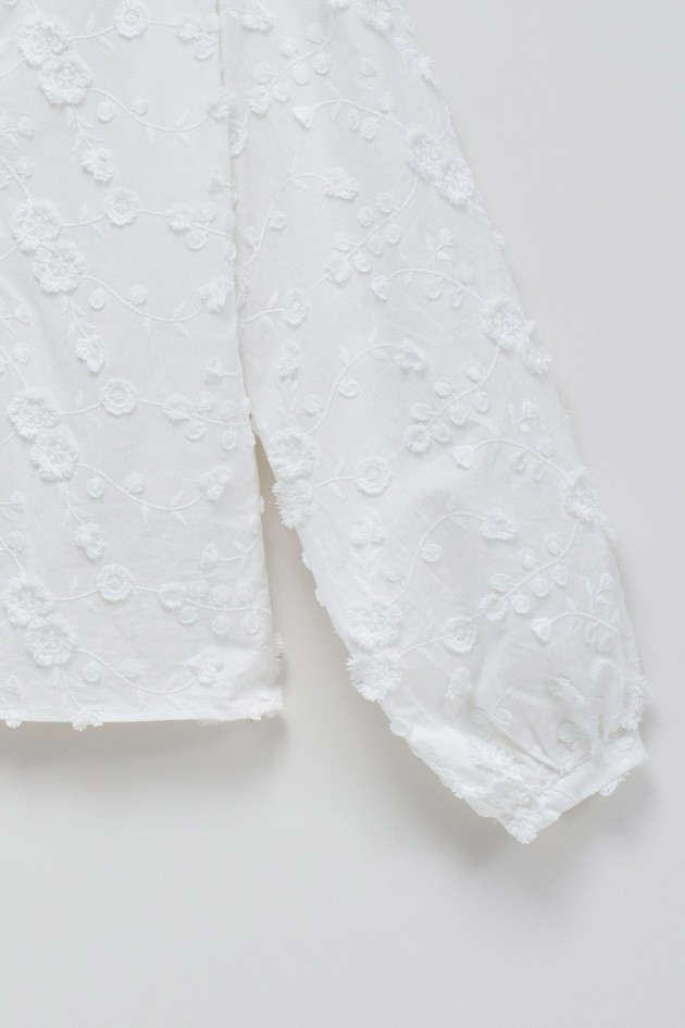 BLUSA CON BORDADOS