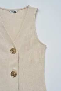 COLETE EM MALHA COM BRILHO DOURADO