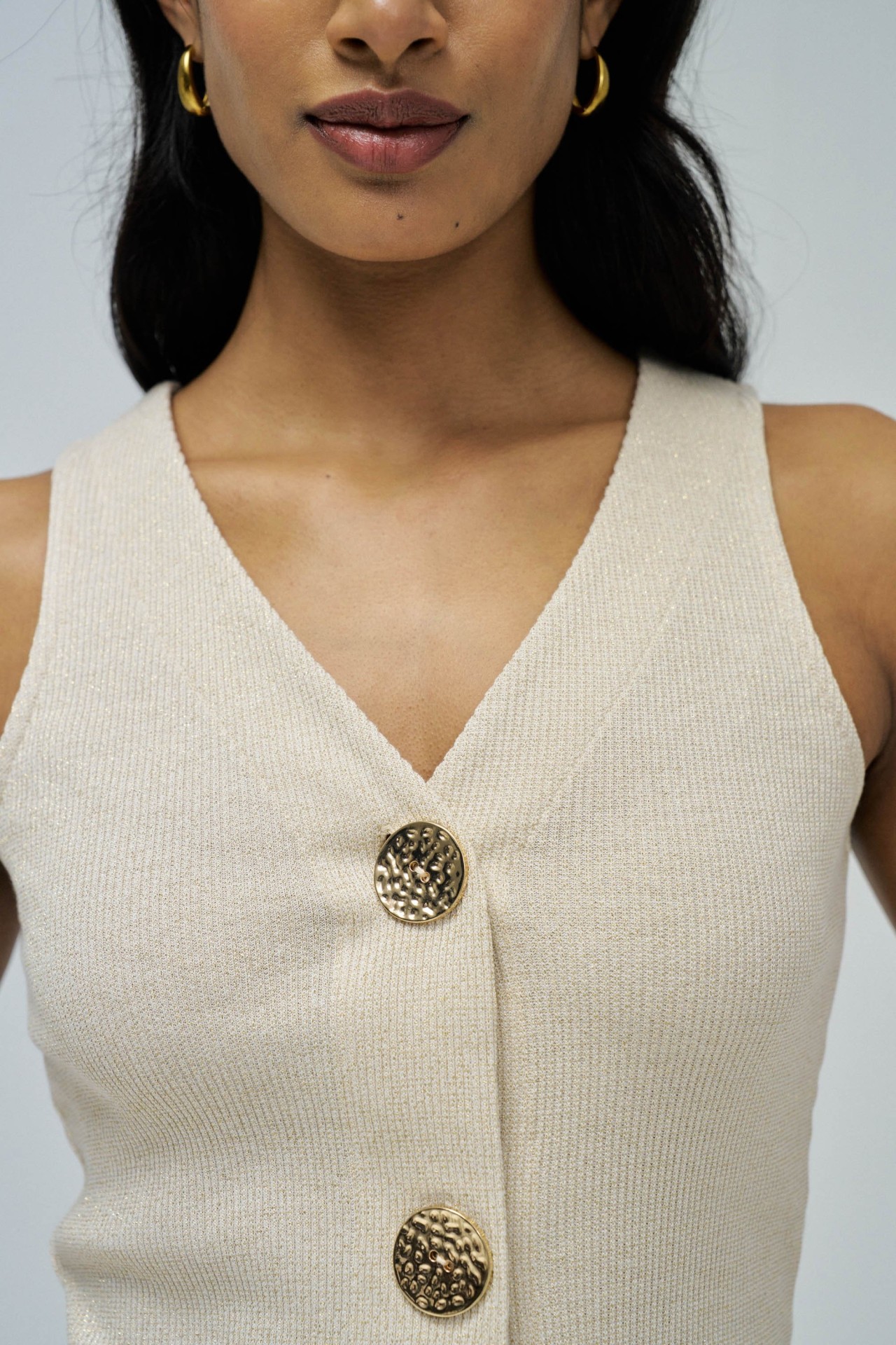 COLETE EM MALHA COM BRILHO DOURADO