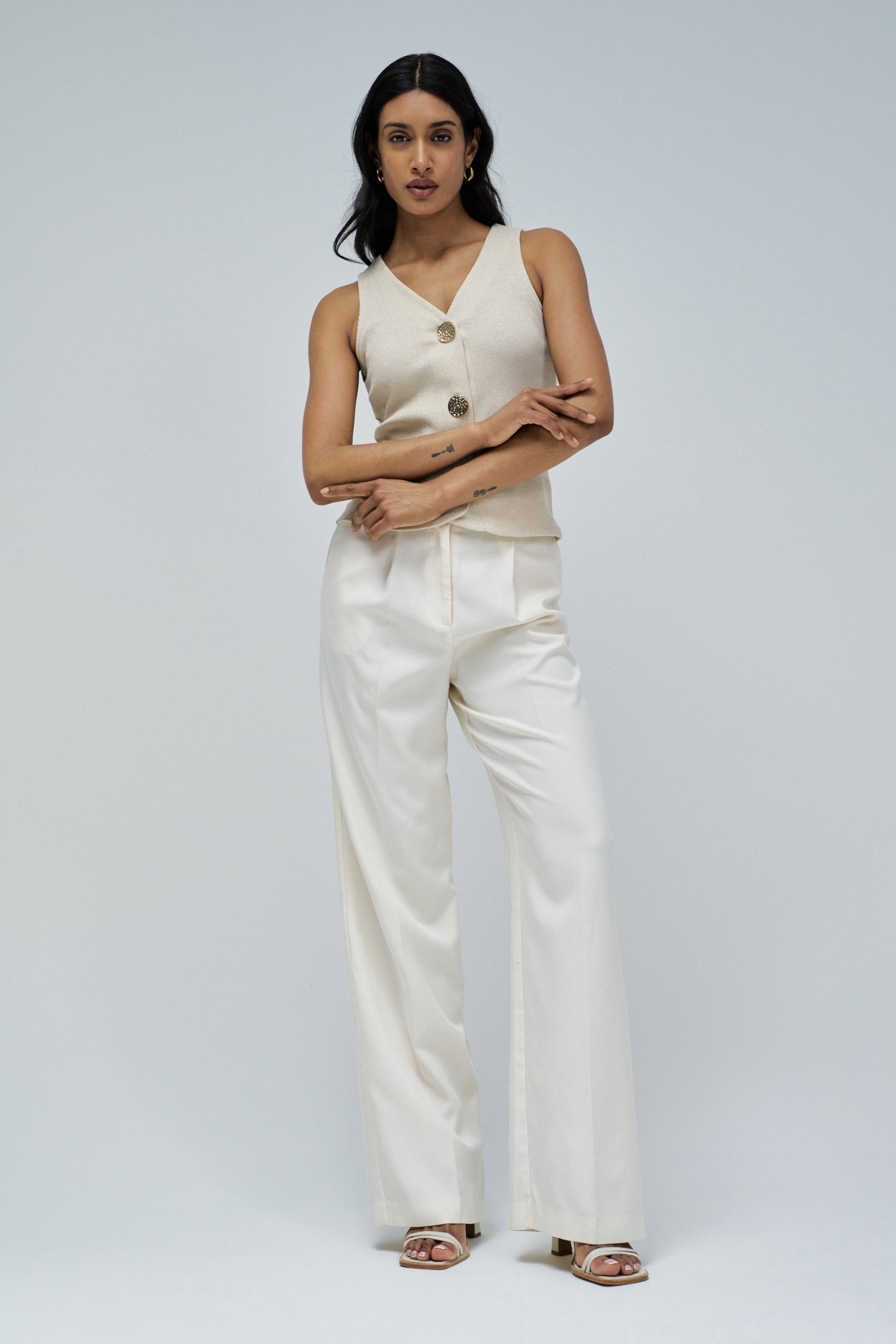 GILET EN MAILLE AVEC BRILLANCE DORÉE