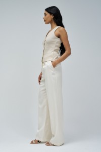 COLETE EM MALHA COM BRILHO DOURADO