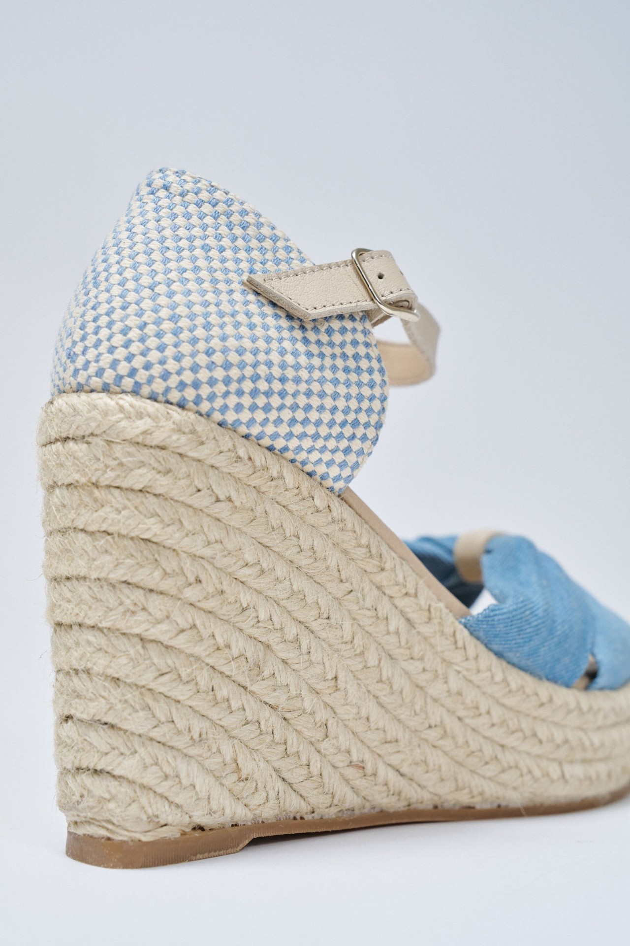 SANDLIA COM SALTO DE CUNHA