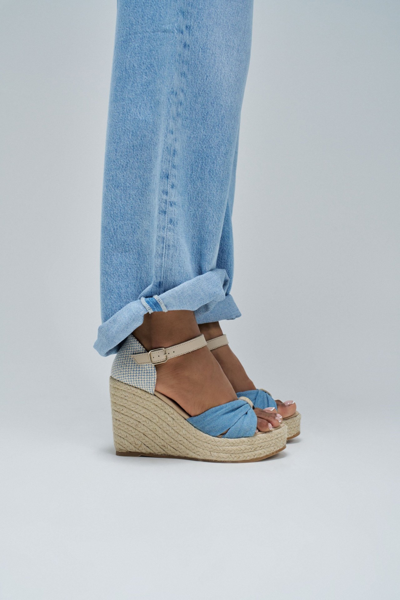 SANDLIA COM SALTO DE CUNHA