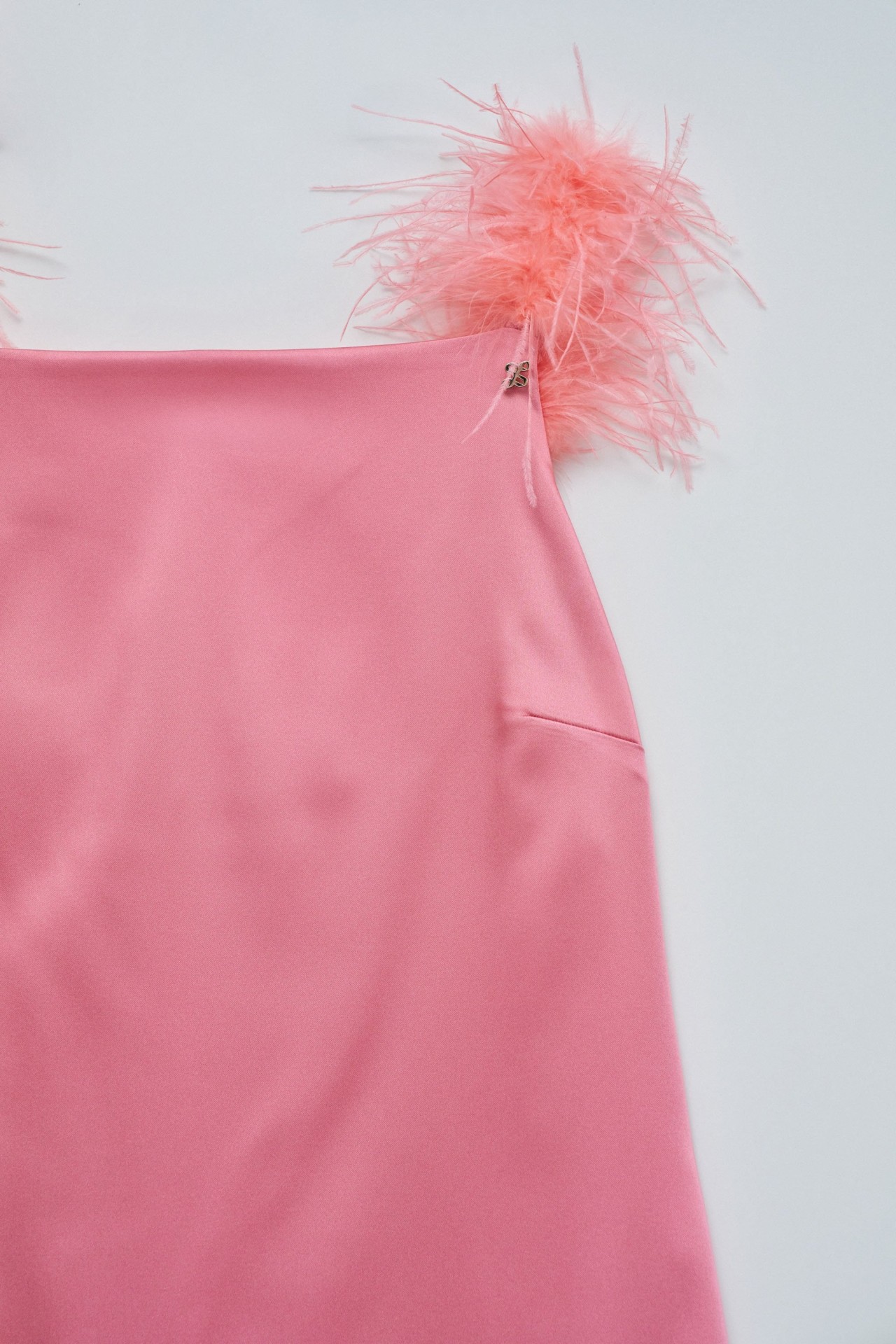 ROBE EN SATIN AVEC DES PLUMES