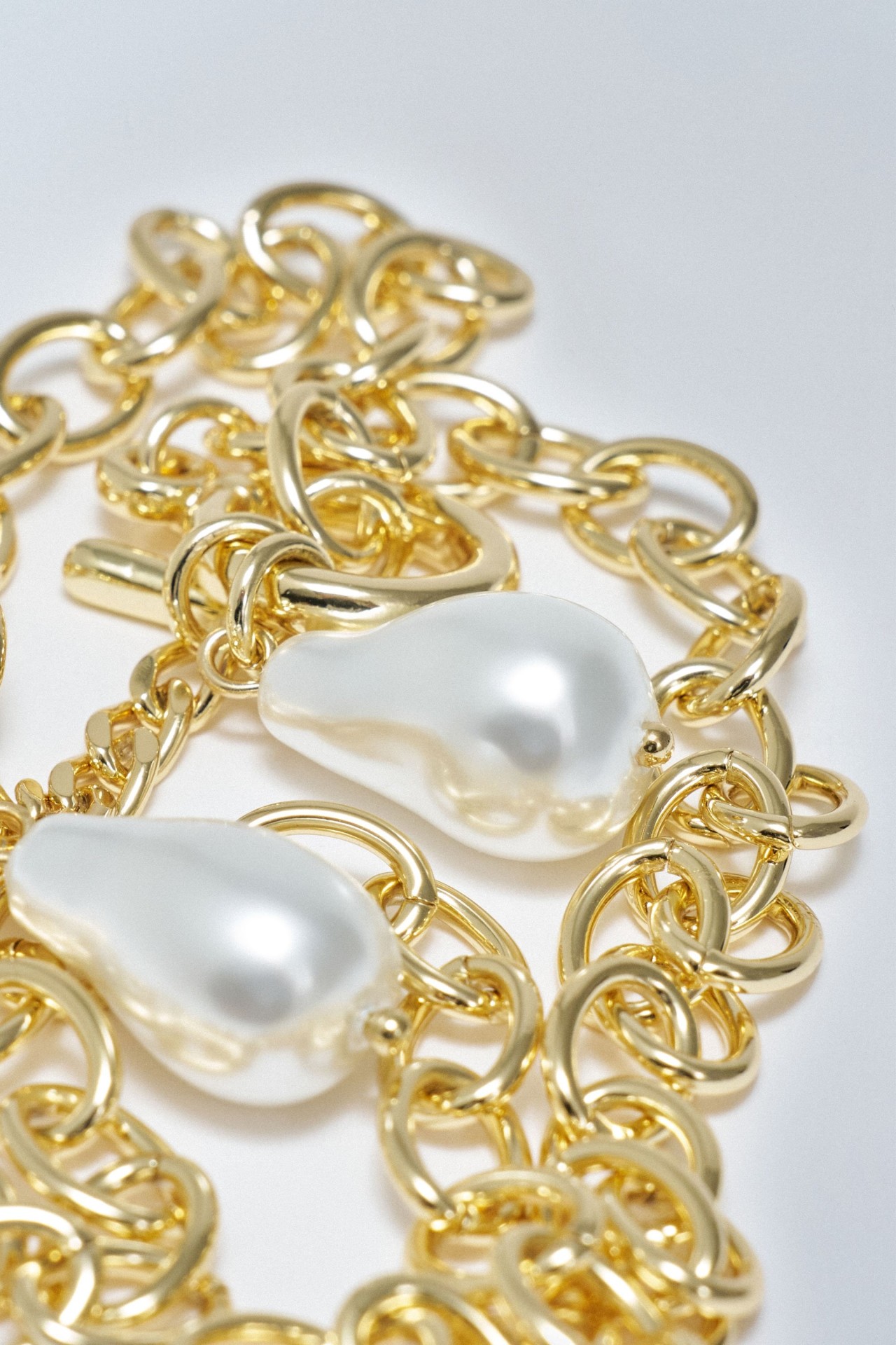 SHORT NECKLACE WITH BAROQUE PEARLS