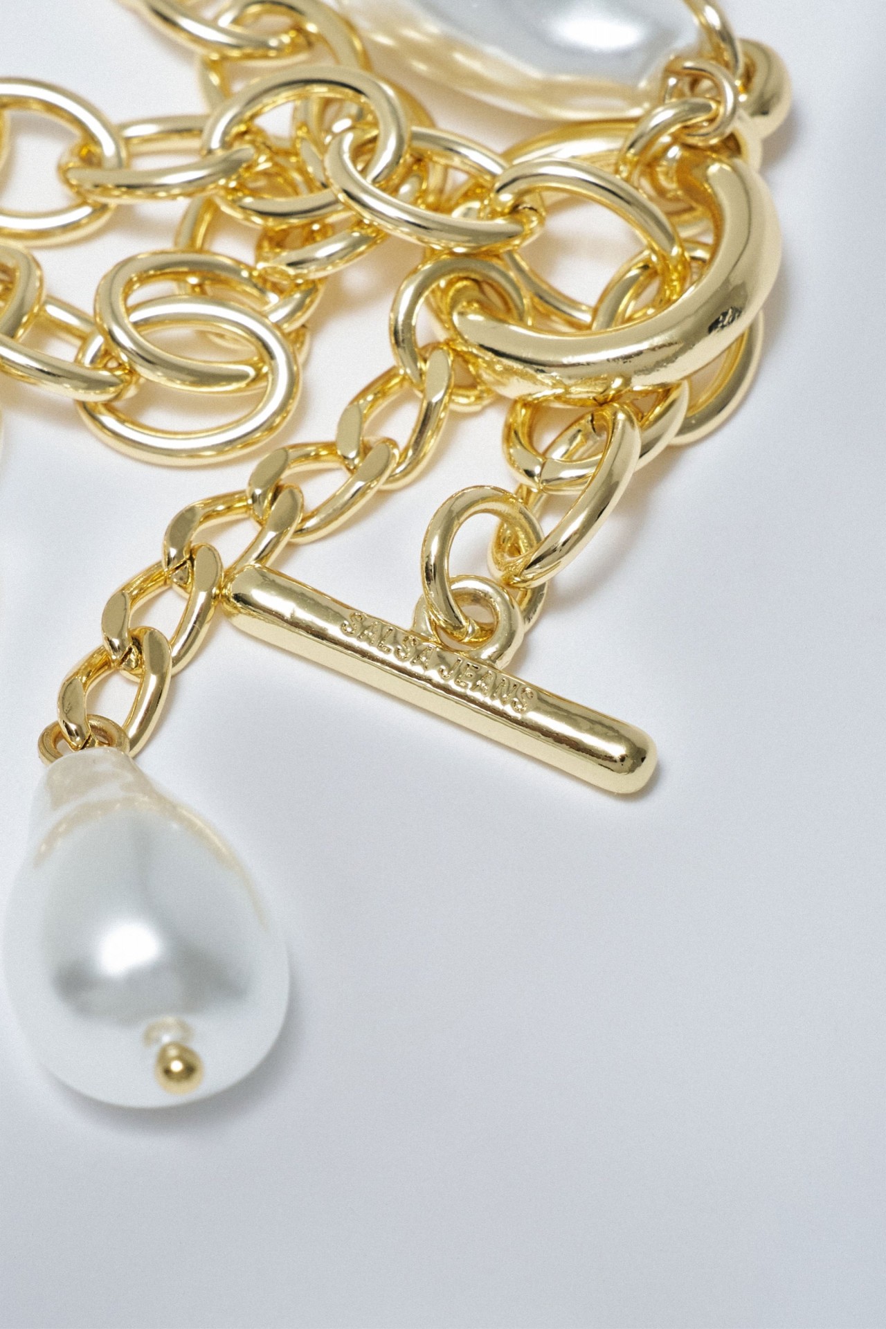 SHORT NECKLACE WITH BAROQUE PEARLS