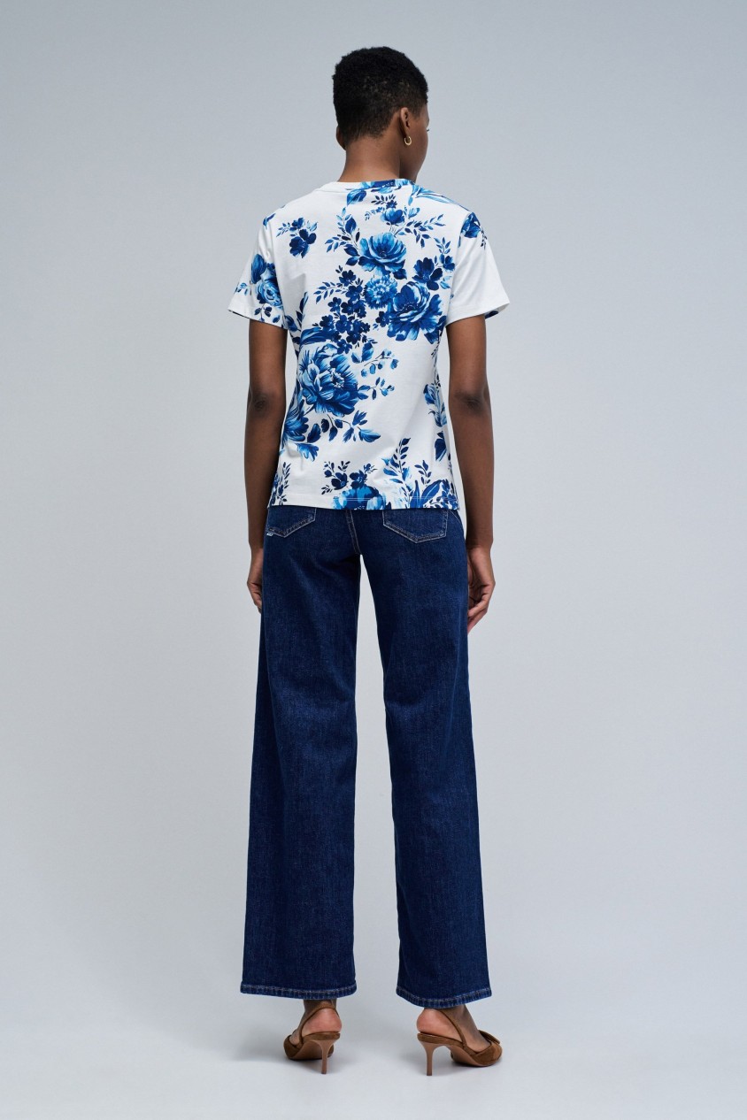 T-SHIRT COM PADRÃO FLORAL