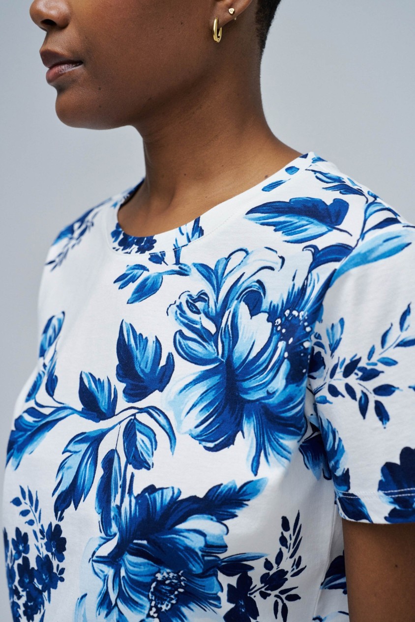 T-SHIRT COM PADRÃO FLORAL