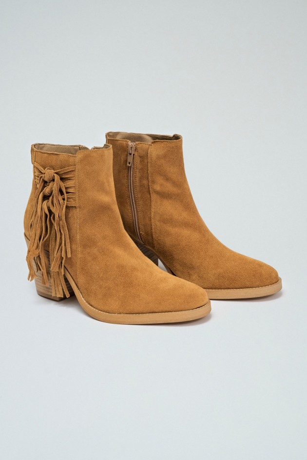 BOTAS EM SUEDE COM FRANJAS