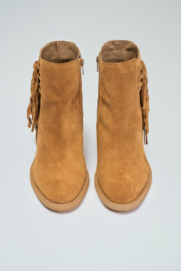 BOTAS EM SUEDE COM FRANJAS