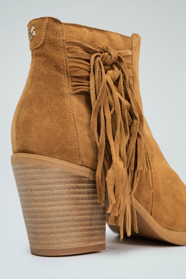 BOTAS EM SUEDE COM FRANJAS