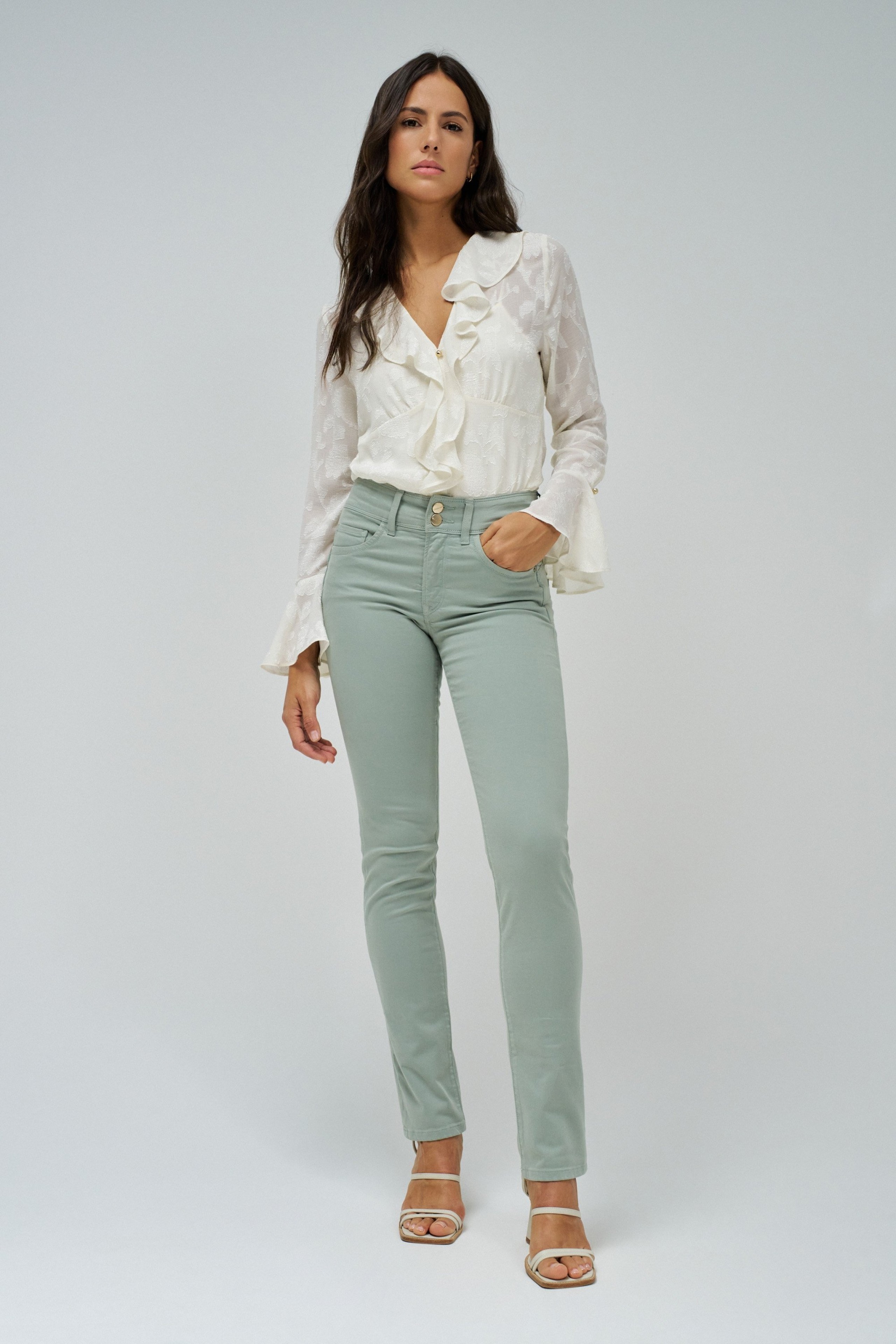 SECRET PUSH IN SLIM JEANS