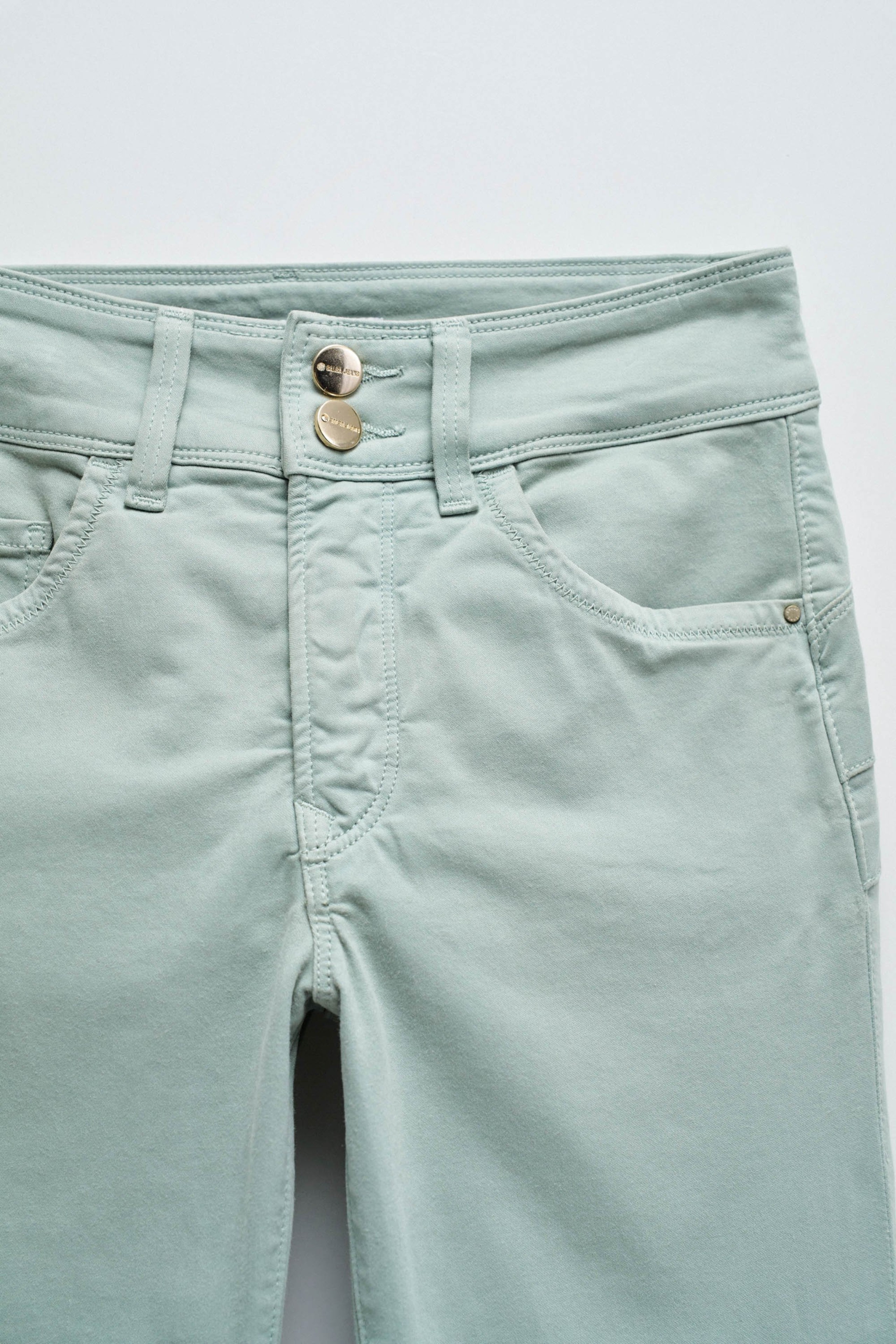 SECRET PUSH IN SLIM JEANS