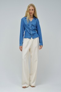 HELLBLAUE BLUSE