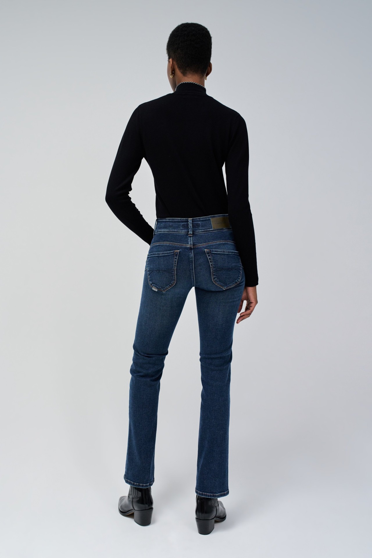 SECRET PUSH IN STRAIGHT JEANS
