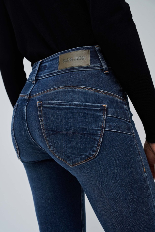 SECRET PUSH IN STRAIGHT JEANS