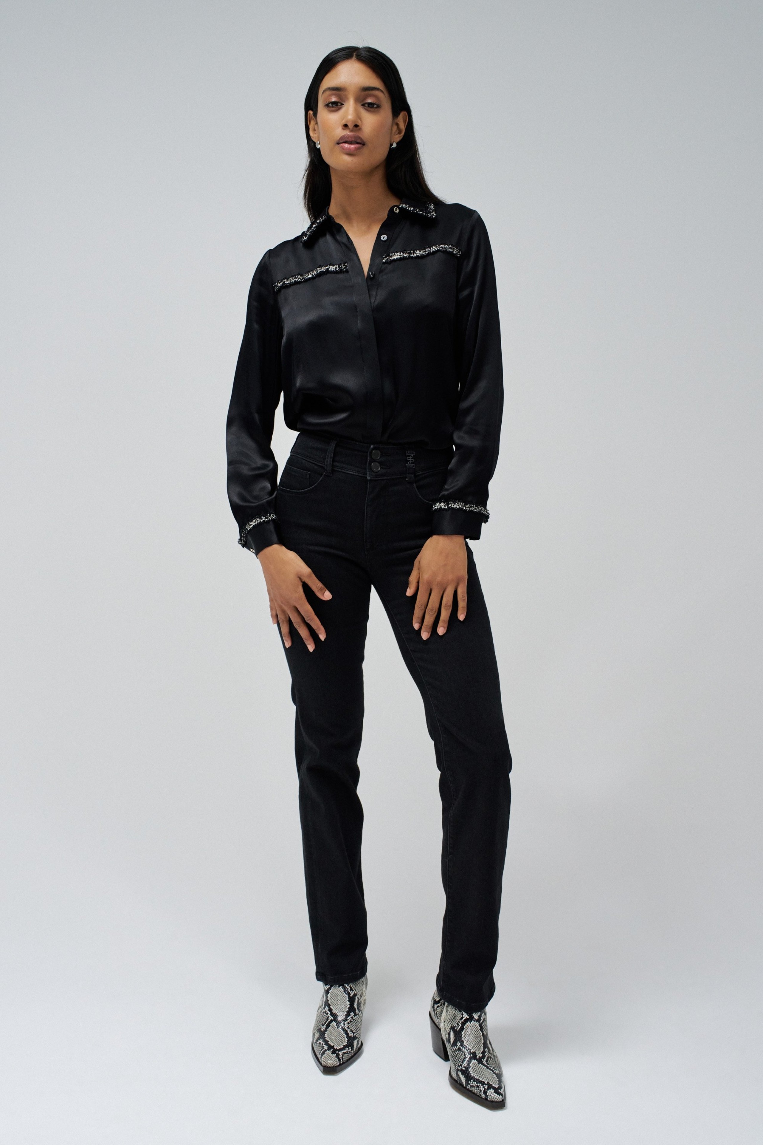 SECRET PUSH IN STRAIGHT JEANS