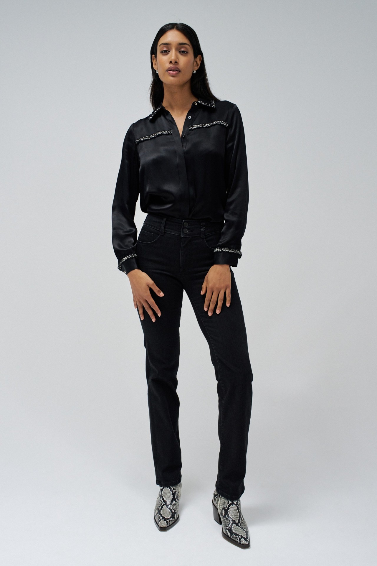 SECRET PUSH IN STRAIGHT JEANS