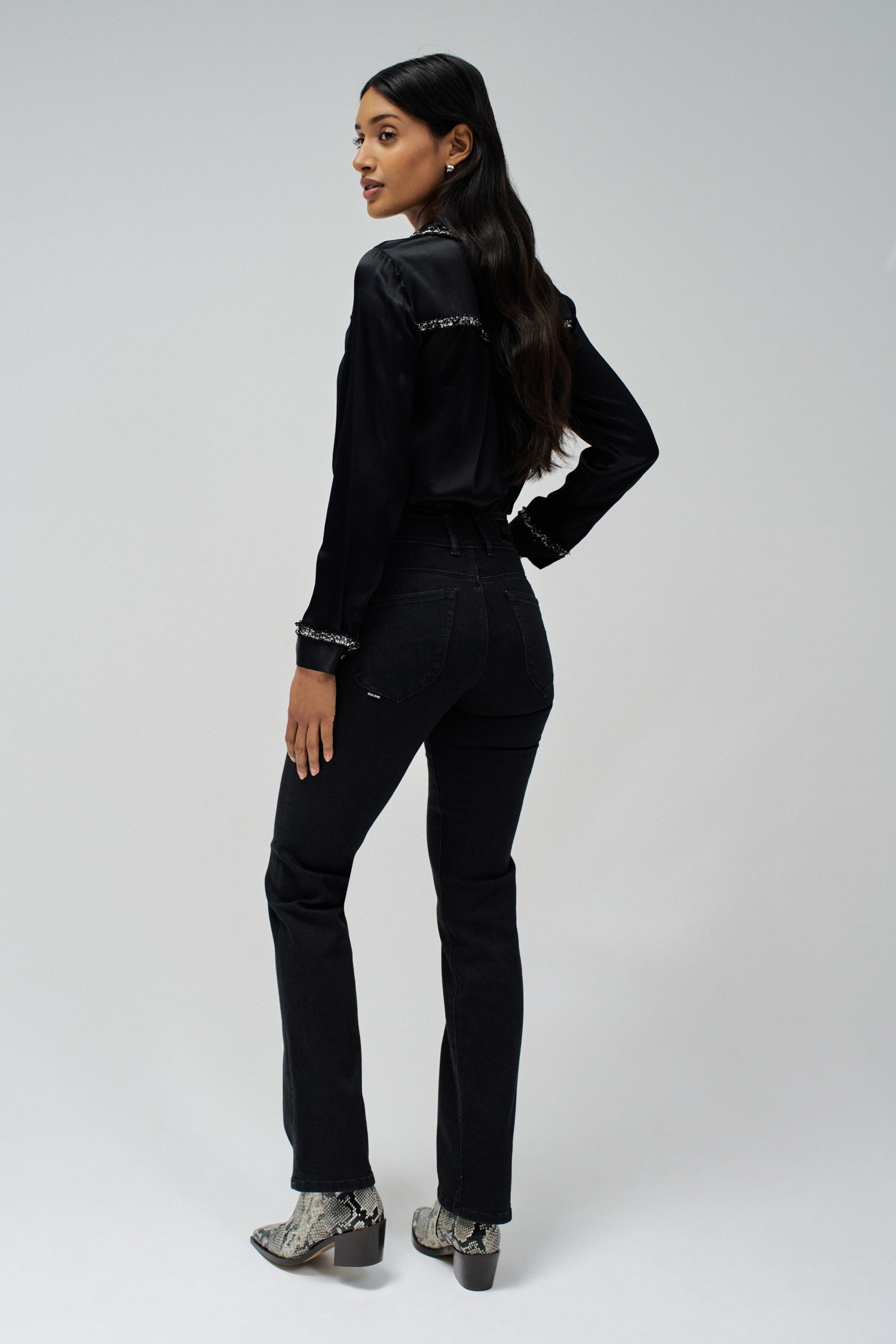 SECRET PUSH IN STRAIGHT JEANS