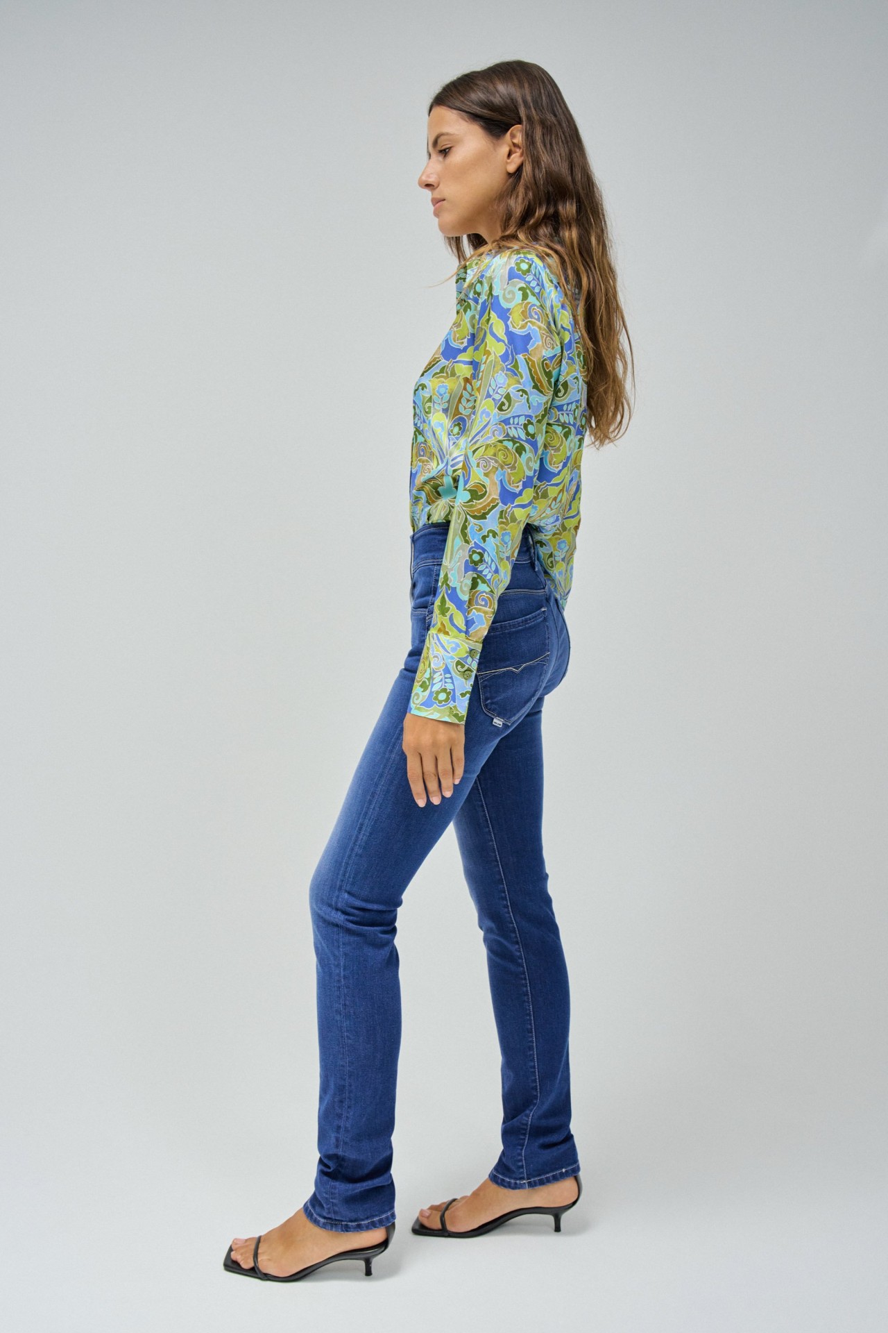 SECRET PUSH IN SLIM JEANS