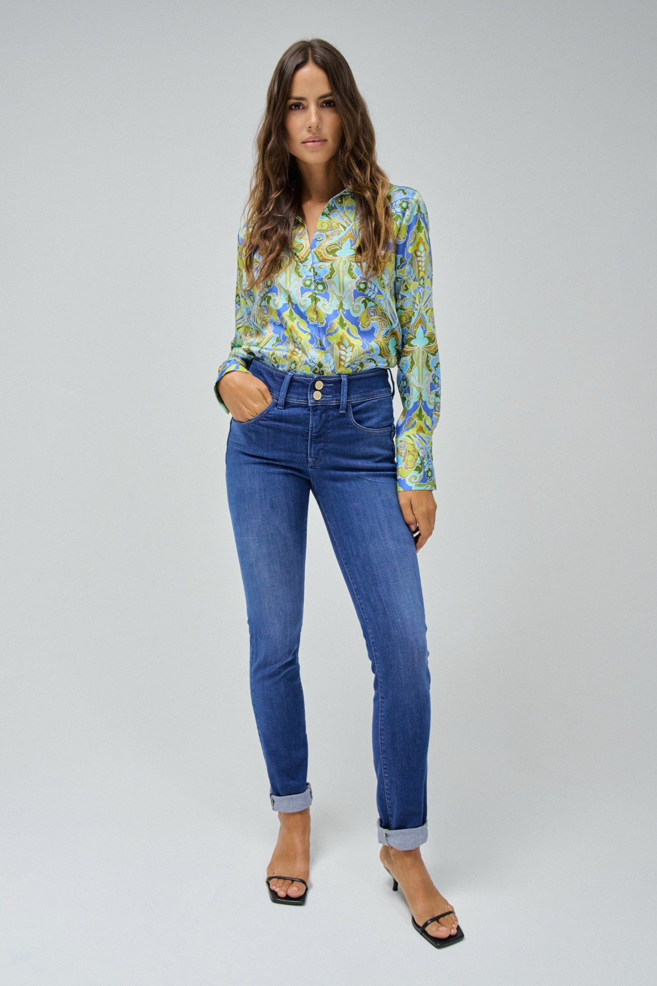 SECRET PUSH IN SLIM JEANS