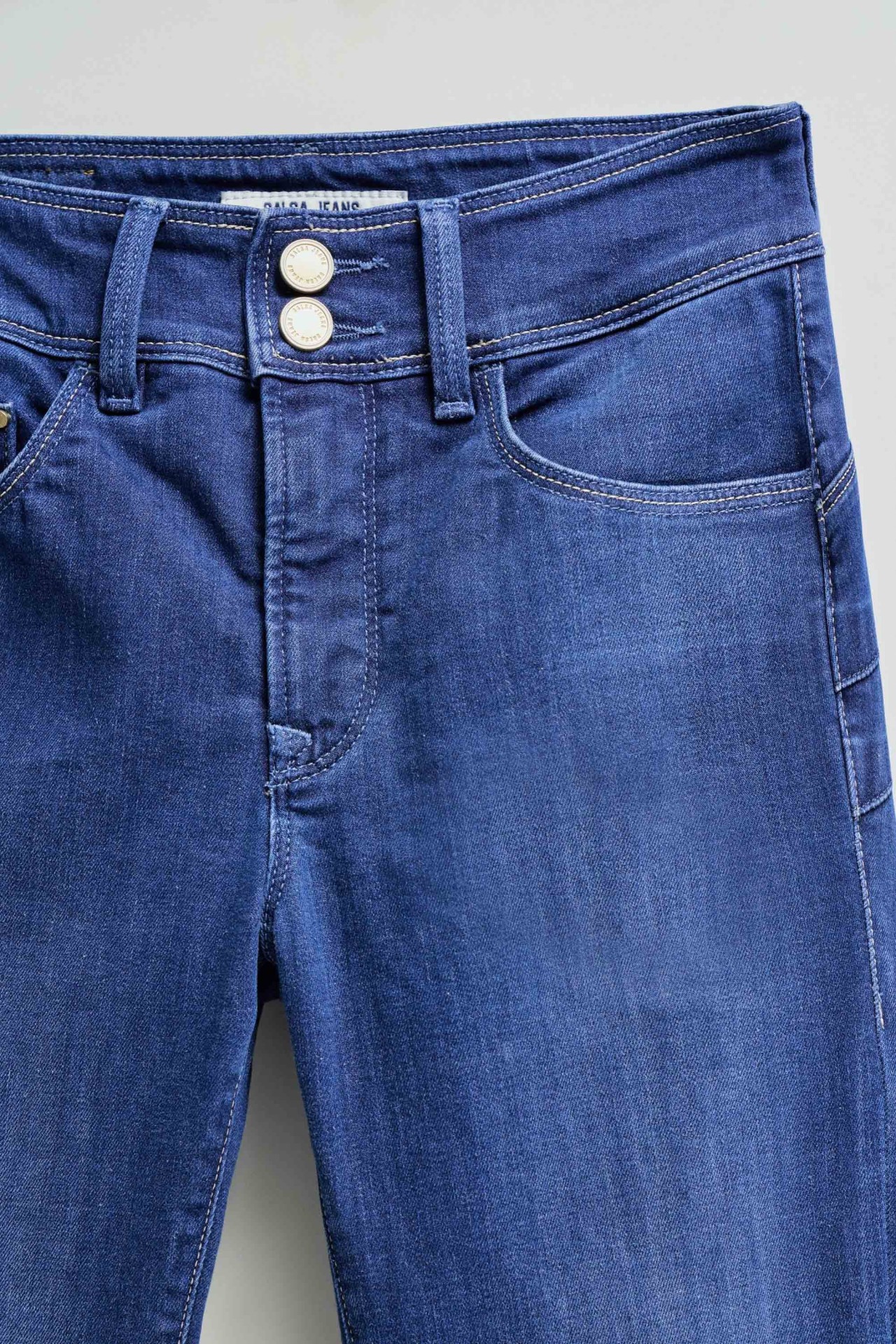 SECRET PUSH IN SLIM JEANS