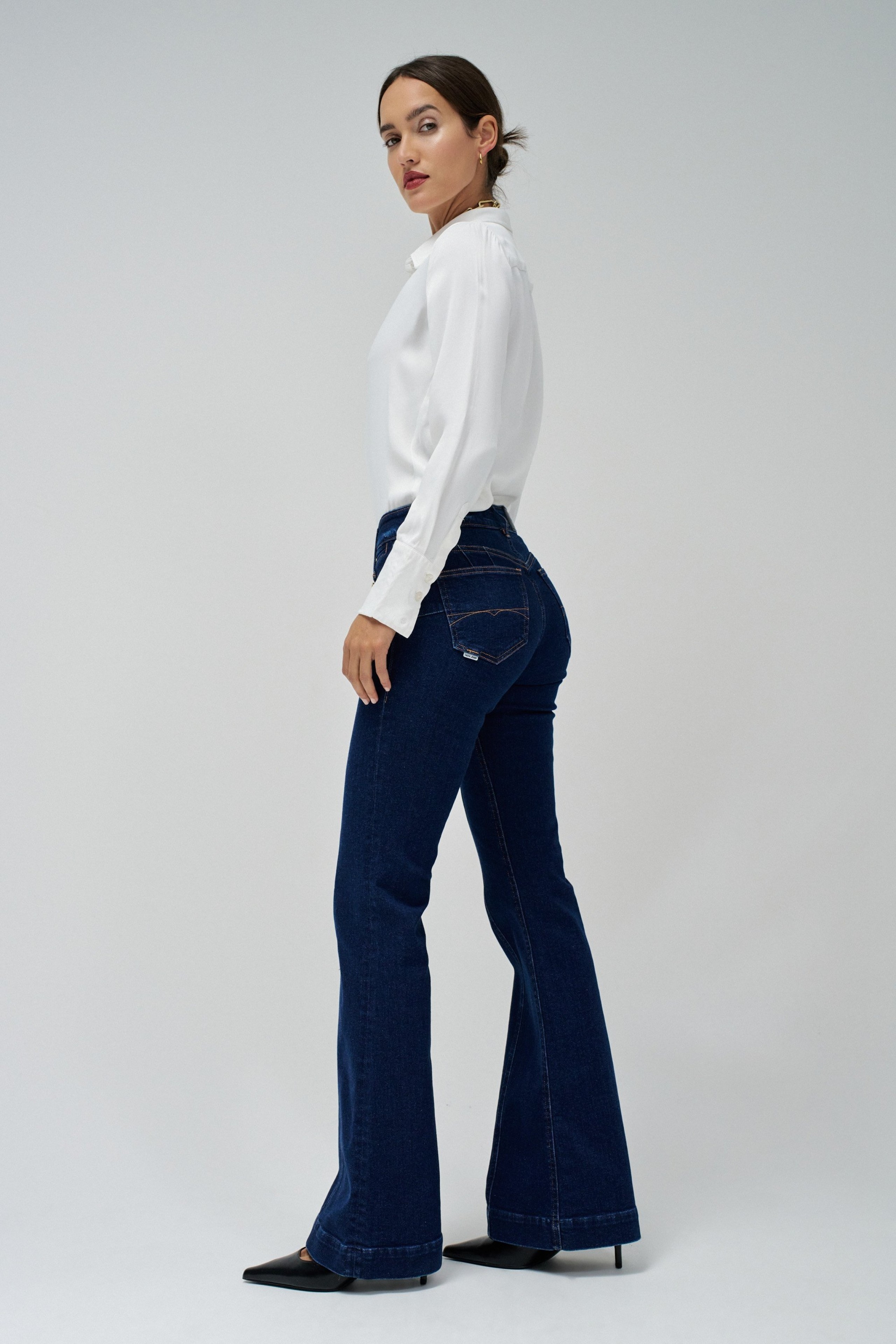 JEANS DESTINY PUSH UP FLARE COM BOTÕES DOURADOS