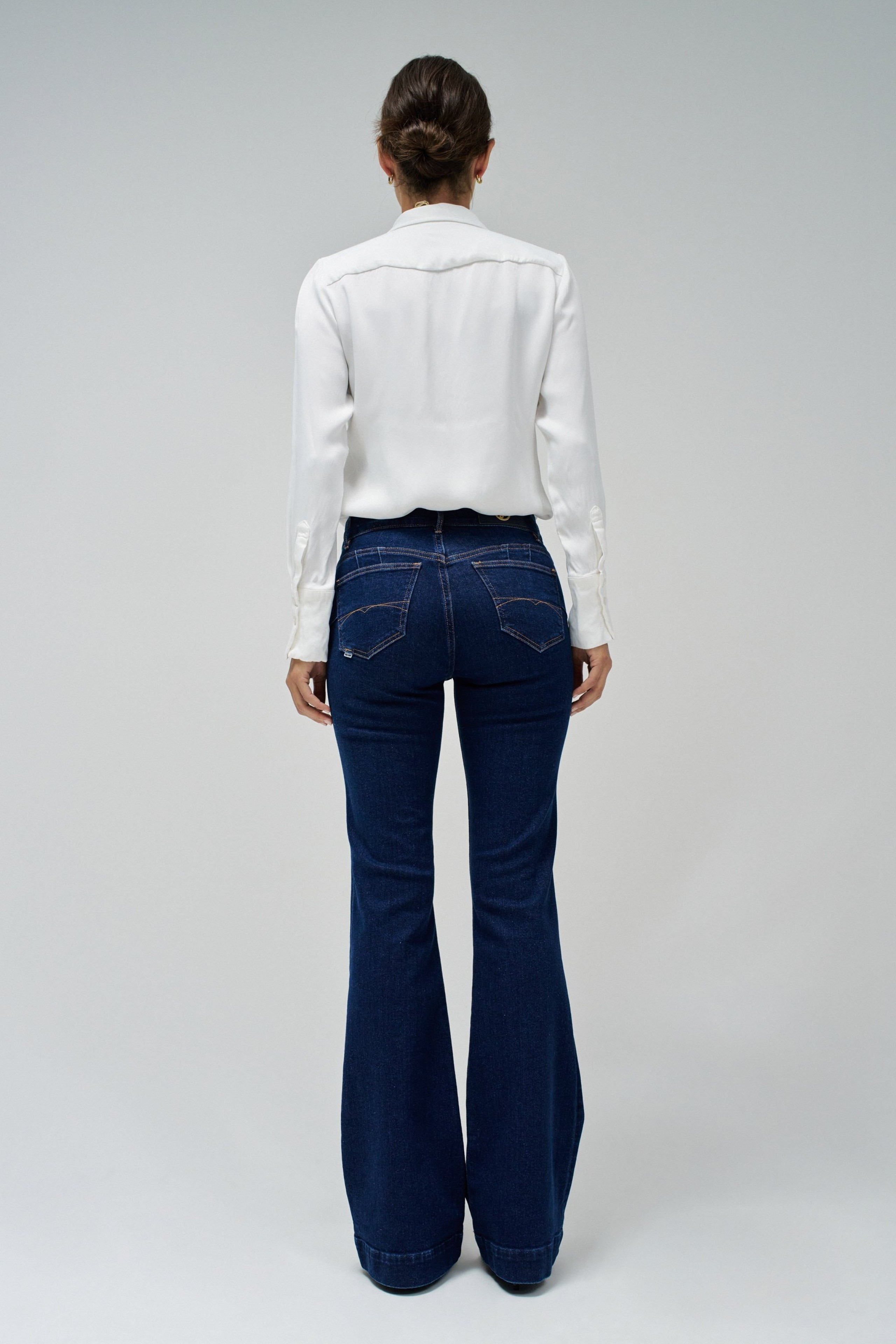 JEANS DESTINY PUSH UP FLARE COM BOTÕES DOURADOS