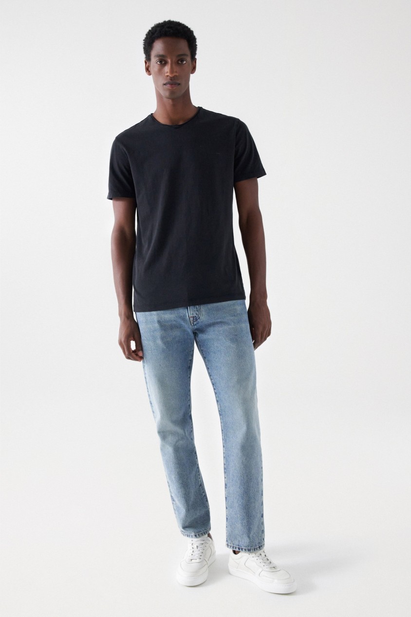 BAUMWOLL-T-SHIRT MIT FÄRBUNG UND BRANDING