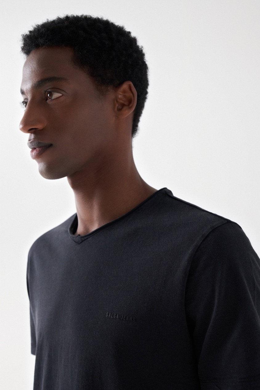 BAUMWOLL-T-SHIRT MIT FÄRBUNG UND BRANDING