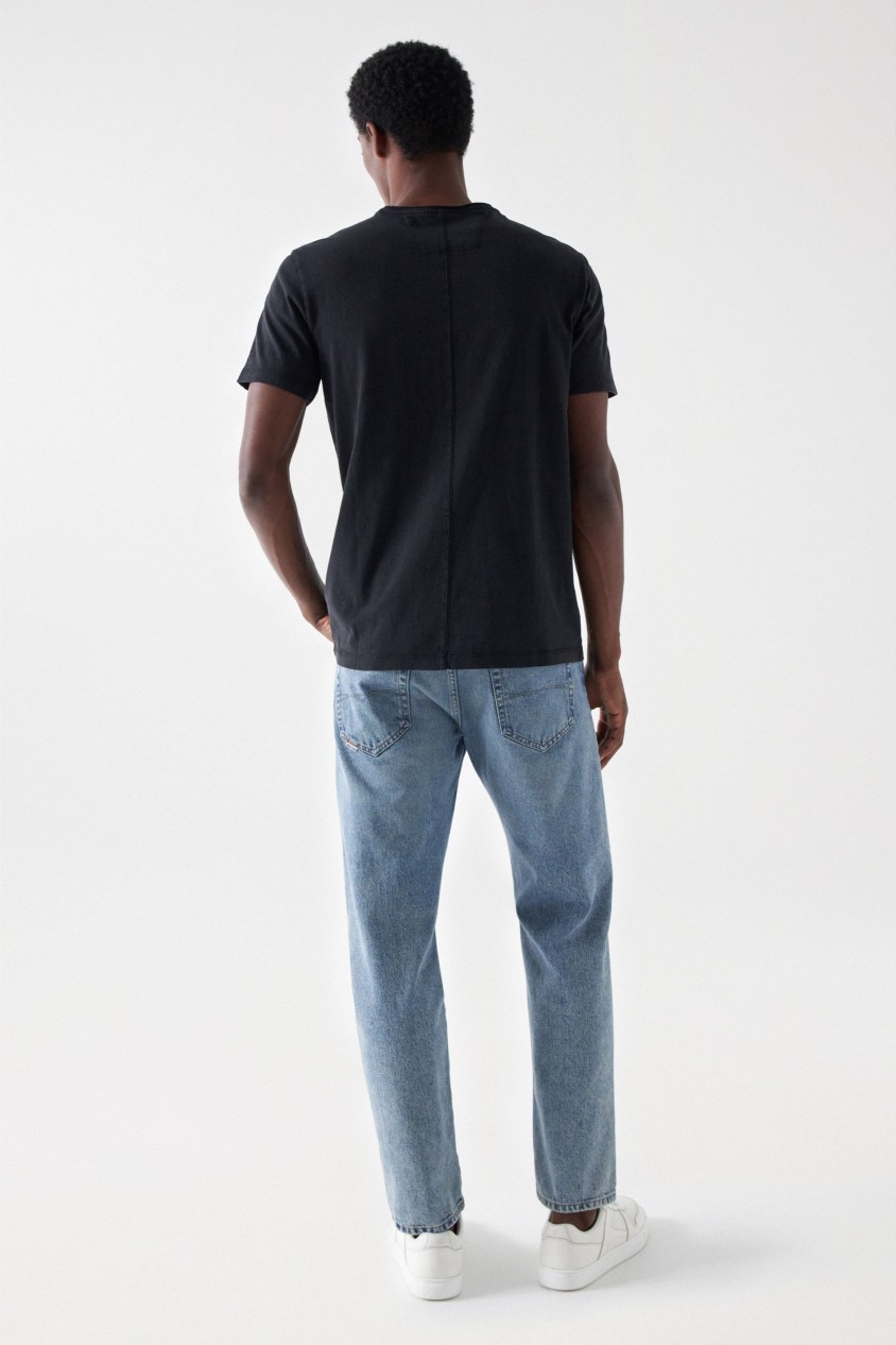 BAUMWOLL-T-SHIRT MIT FÄRBUNG UND BRANDING