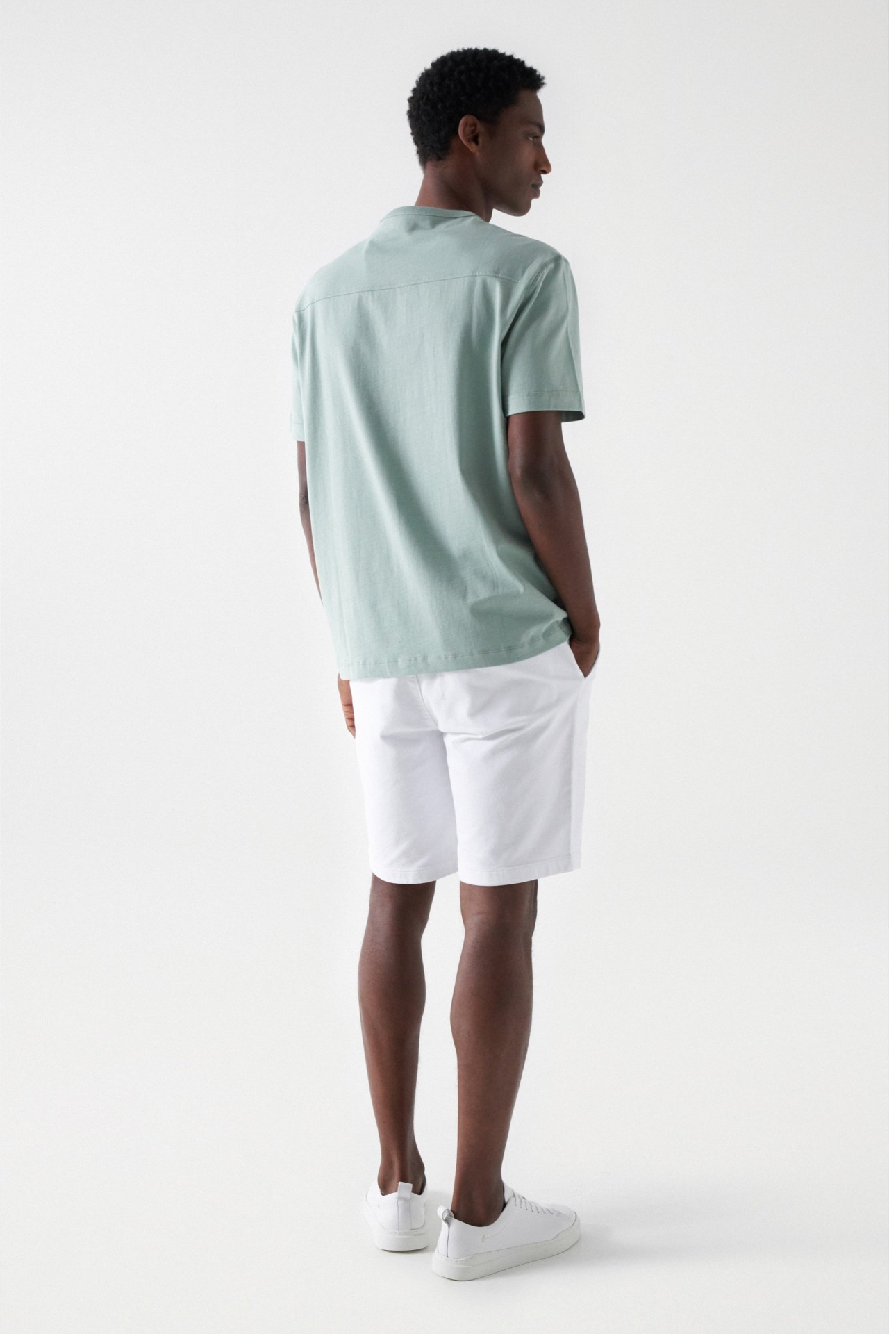 T-SHIRT COM DETALHE DE BRANDING BORDADO