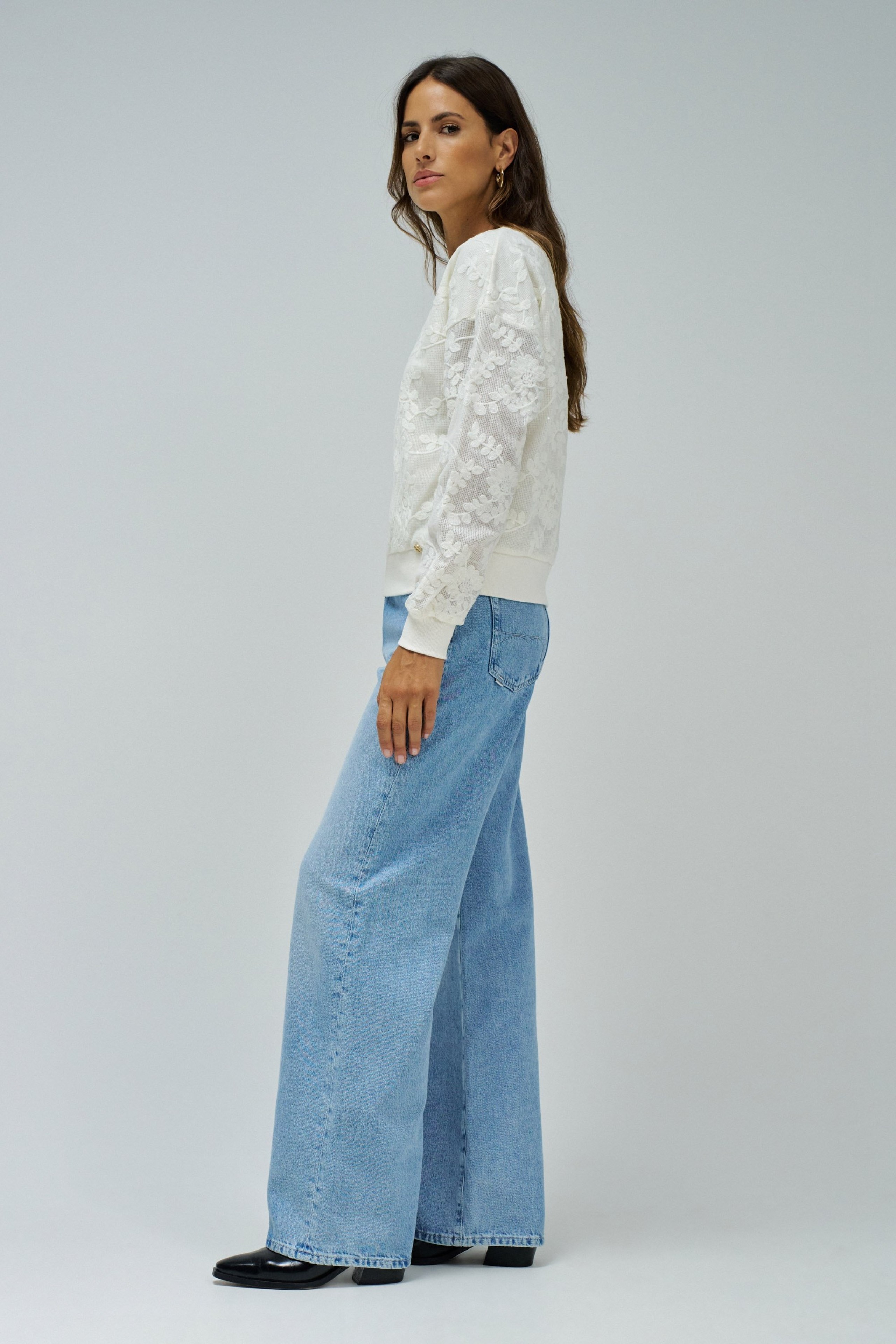 SWEATSHIRT COM BORDADOS FLORAIS