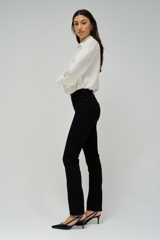 SECRET PUSH IN SLIM JEANS