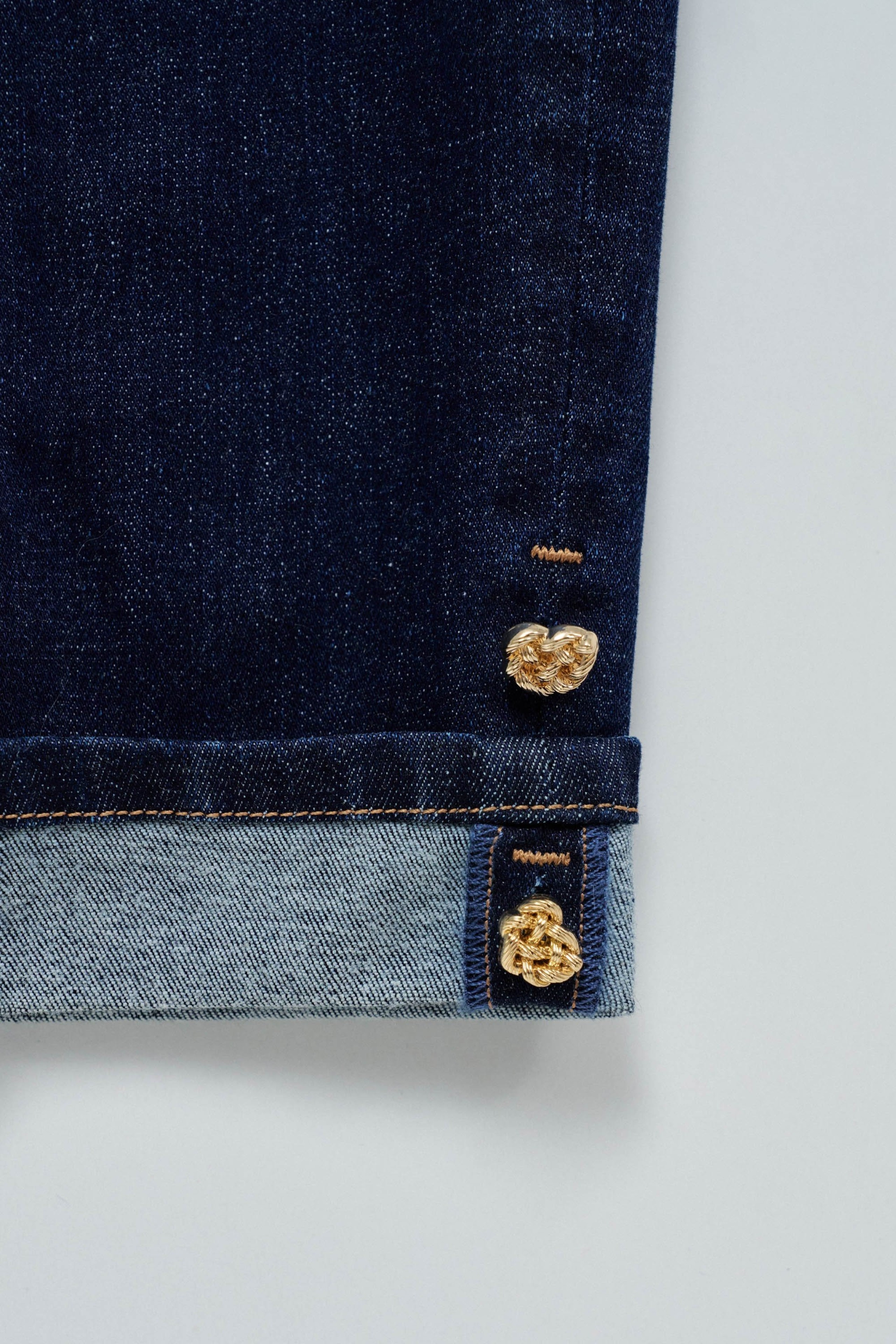 SECRET PUSH IN SKINNY JEANS