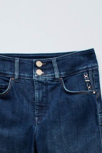 SECRET PUSH IN SLIM JEANS