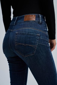 SECRET PUSH IN SLIM JEANS