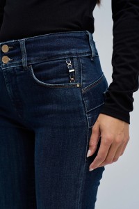SECRET PUSH IN SLIM JEANS