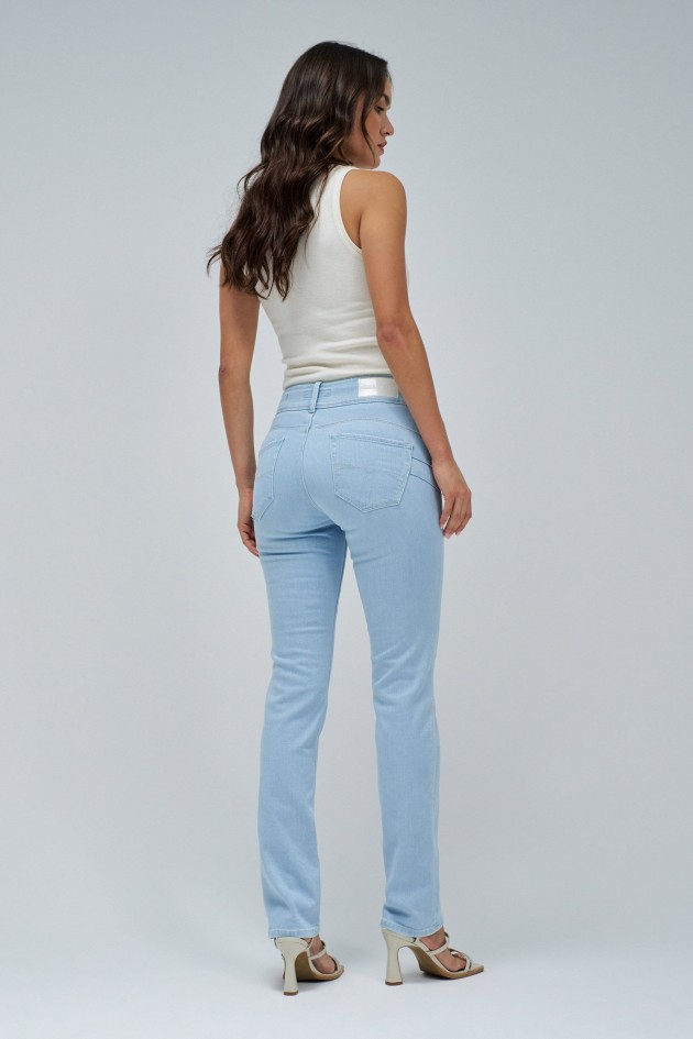 SECRET PUSH IN SLIM JEANS