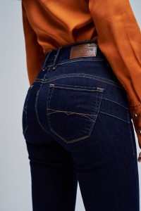 SECRET PUSH IN STRAIGHT JEANS