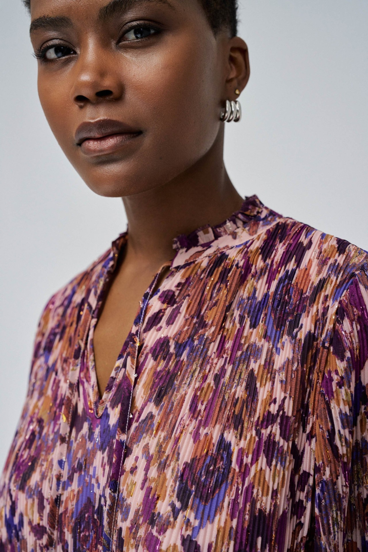 KLEID MIT FALTEN UND GRTEL